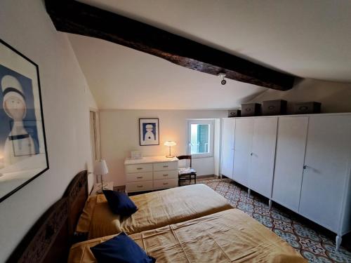 ein Schlafzimmer mit einem Bett und einem Schreibtisch in einem Zimmer in der Unterkunft Casetta vista mare in Antona
