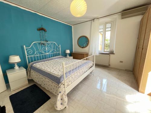 グラードにあるCondominio Ariostoの青い壁のベッドルーム1室