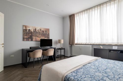 um quarto com uma cama e uma secretária com um computador em Vista Sulle Colline em Forlì