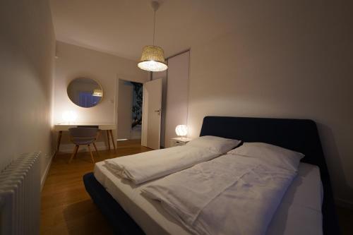 ミエルノにあるApartament przy plaży 3のベッドとテーブルと椅子のある寝室