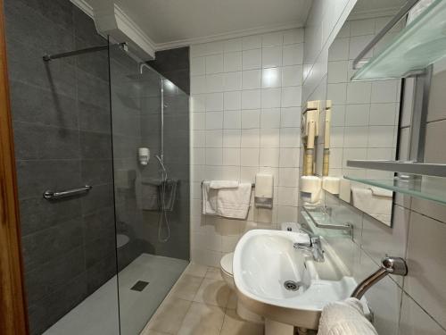 Gajano的住宿－格林德咖諾旅館，一间带水槽和淋浴的浴室