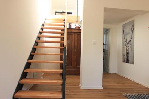 Una escalera en una casa con escalones de madera en MAJA Der SpreeGarten en Cottbus