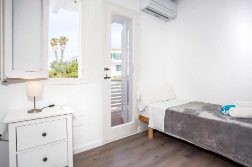 een witte slaapkamer met een bed en een raam bij Apartamento con vistas en son Parc in Son Parc
