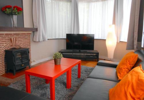 ein Wohnzimmer mit einem Sofa und einem roten Couchtisch in der Unterkunft VILLA EXPO in Brüssel