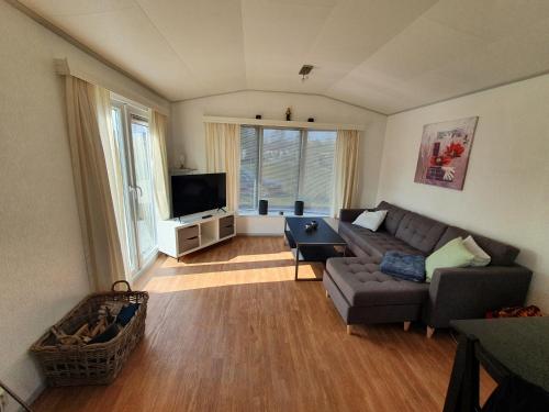 TV a/nebo společenská místnost v ubytování Chalet in Lauwersoog