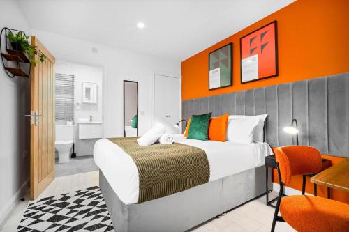 a hotel room with a bed and a bathroom at Modern 3 Bedroom Apartment - Terrace - Near City Centre - WiFi - Smart TV 1MR in Birmingham