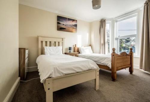 ドーリッシュにあるCharming 2-Bed House in Dawlish town centreのベッドルーム1室(ベッド2台、窓付)
