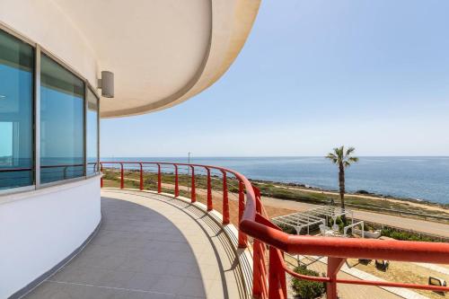 Un balcón de un edificio con vista al mar. en Jonico Hotel, en Torre San Giovanni