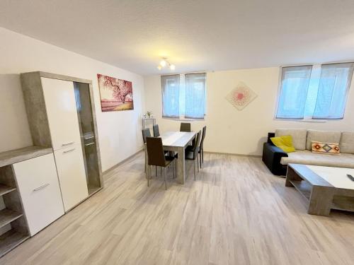 - un salon avec une table et un canapé dans l'établissement Nice Apartment in Düren, à Düren