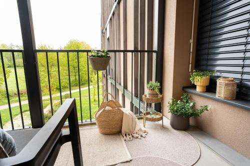 布萊德的住宿－Mountain Suite Jula，阳台种植了盆栽植物,阳台设有栏杆
