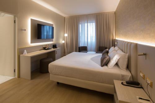 een hotelkamer met een bed en een bureau bij Hotel Nasco in Milaan