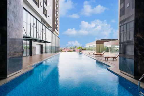 a swimming pool in the middle of a building at Aston Bintaro Hotel & Conference Center in Kampungutan