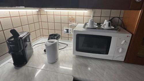 a microwave sitting on top of a kitchen counter at Casa di Giovanni - Italien in Muggia