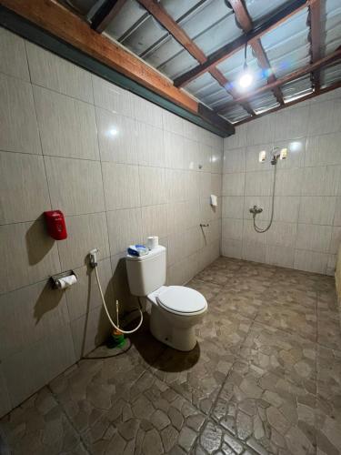 łazienka z toaletą i prysznicem w obiekcie Villa & Home Stay Kubu Alit Besakih w mieście Besakih