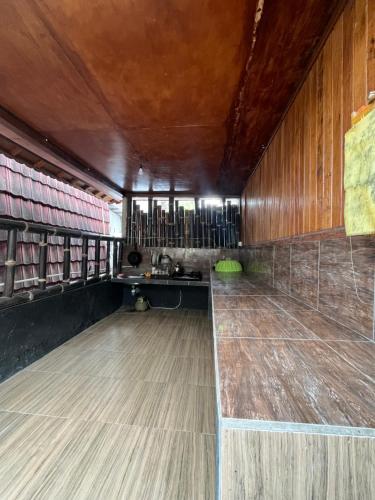 pusty pokój z drewnianymi ścianami i drewnianą podłogą w obiekcie Villa & Home Stay Kubu Alit Besakih w mieście Besakih