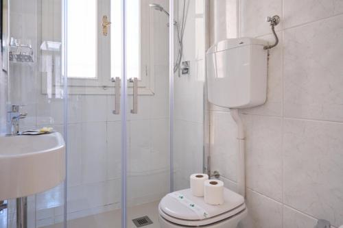 y baño blanco con aseo y ducha. en Lustraferi Apartment, en Venecia