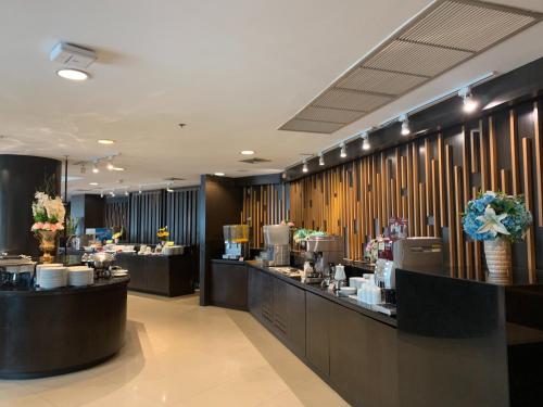 a restaurant with a counter and a counter sidx sidx sidxasteryasteryasteryasteryastery at Wangchan Riverview in Phitsanulok