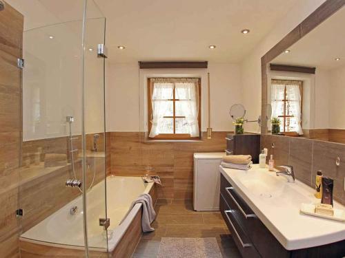 bagno con vasca, lavandino e doccia di Ferienwohnung Lechner a Bernau am Chiemsee