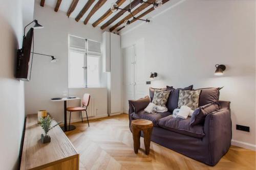 un salon avec un canapé et une table dans l'établissement Central Studio Tronchet, à Paris