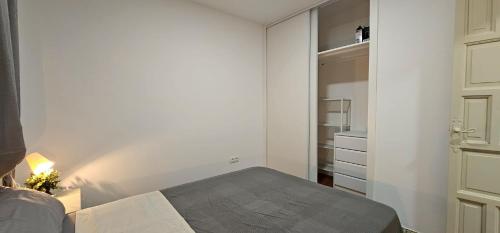 En eller flere senge i et værelse på Pequeño apartamento con vistas al mar