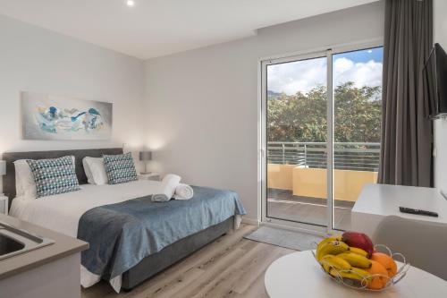1 dormitorio con cama y ventana grande en Art Deco Apartments, Funchal en Funchal