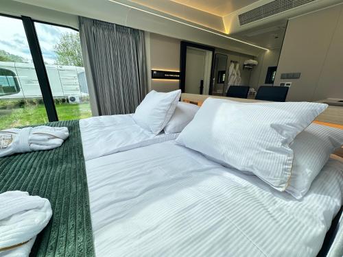 Letto o letti in una camera di Pałac Wieniawskich - Luksusowe, Całoroczne Domki Glampingowe Nad Jeziorem, Prywatna Balia, Park 10ha