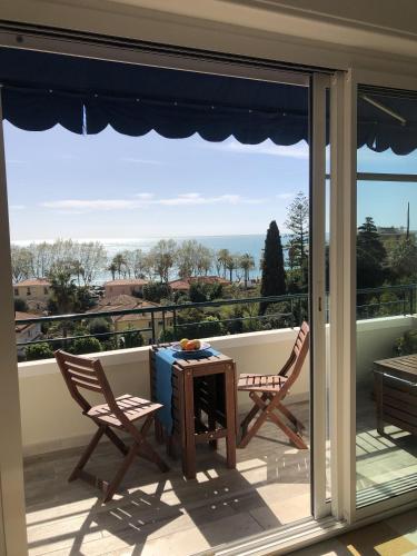 Neptune 5, top floor studio, sea view