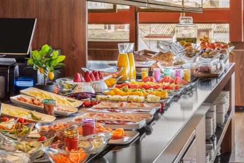ein Buffet mit vielen verschiedenen Speisen in der Unterkunft Meliá Granada in Granada