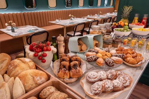 ein Tisch mit vielen verschiedenen Brot- und Gebäcksorten in der Unterkunft Meliá Granada in Granada