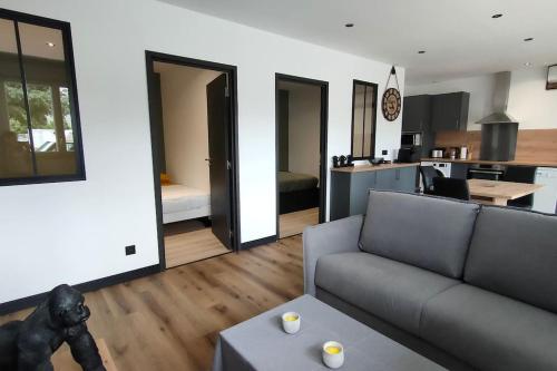 un salon avec un canapé et une cuisine dans l'établissement T3 - 100m du port, à Propriano