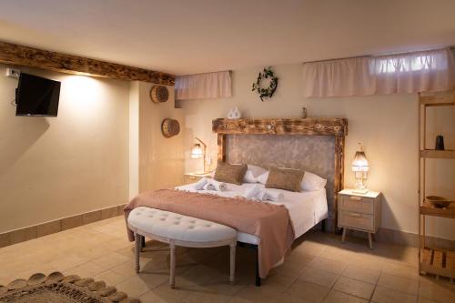 ein Schlafzimmer mit einem Bett, einem Stuhl und einem TV in der Unterkunft Villetta tra Mari e Monti by BarbarHouse in San Giovanni Rotondo