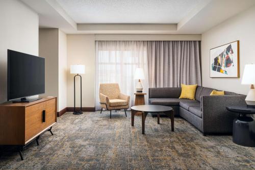 Televisyen dan/atau pusat hiburan di Embassy Suites Lincoln