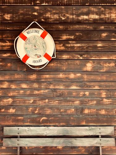 a sign on the side of a wooden wall at Kućica Vjera Ada Bojana in Ulcinj