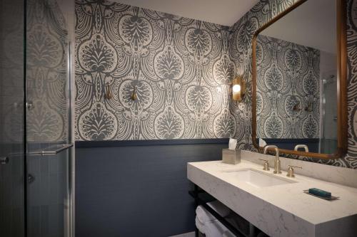Ein Badezimmer in der Unterkunft DoubleTree Suites by Hilton Lexington