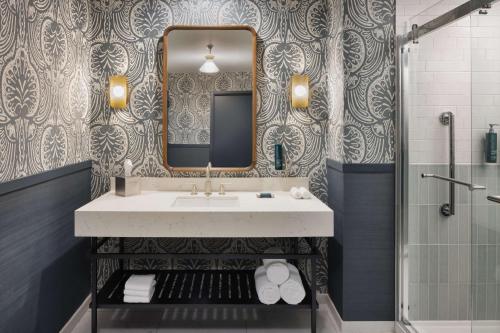 Ein Badezimmer in der Unterkunft DoubleTree Suites by Hilton Lexington