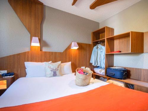 Säng eller sängar i ett rum på ibis Styles Gien