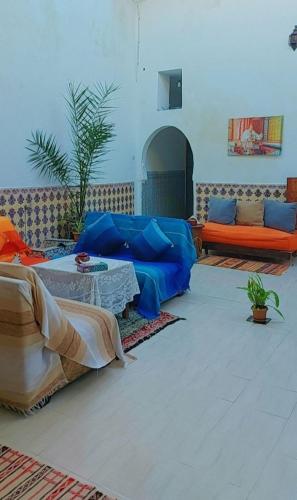 sala de estar con sofás y mesa en Riad Diafa en Rabat
