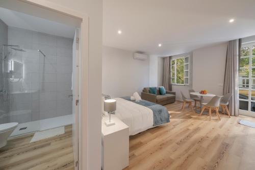 1 dormitorio con 1 cama y baño en Art Deco Apartments, Funchal en Funchal