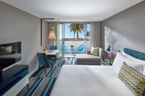 Crown Promenade Perth في بيرث: غرفه فندقيه بسرير وغرفة مطله