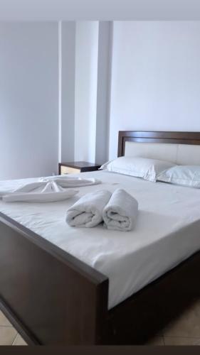 zwei Handtücher liegen auf einem Bett in der Unterkunft Panoramic Apartment Amelia in Sarandë