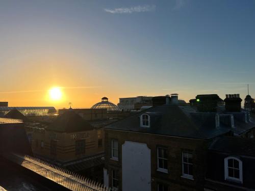 Východ nebo západ slunce při pohledu z apartmánu nebo okolí