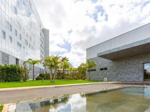 Kolam renang di atau dekat dengan Novotel Convention And Spa