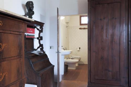uma casa de banho com um WC e uma porta de vidro em Fattoria la Luna 15 min da Firenze Bilocale la Stalla piscina e wi fi em Lastra a Signa