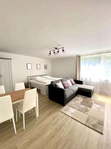 sala de estar con sofá y cama en Komfortable Wohnung in zentraler Lage, en Ingolstadt
