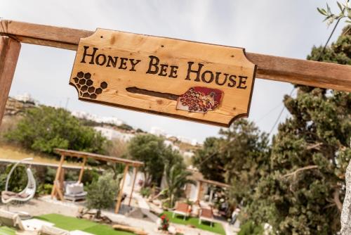 Sijil, anugerah, tanda atau dokumen lain yang dipamerkan di Honey Bee House
