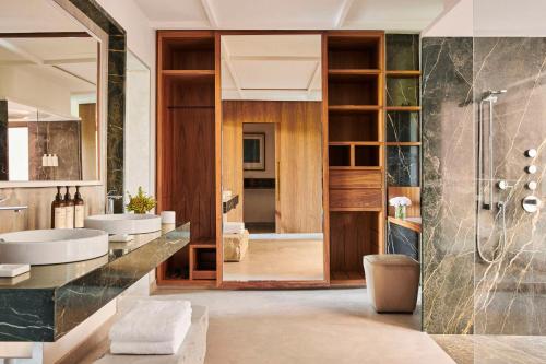 een badkamer met 2 wastafels en een douche bij Park Hyatt Marrakech in Marrakesh