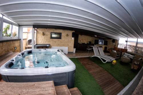 TV a/nebo společenská místnost v ubytování Villa Rea comfort e relax