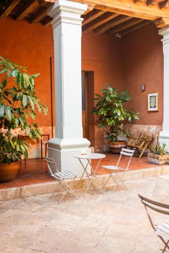 a patio with chairs and tables in a building at Jr-Kiyo Estudios in Oaxaca City
