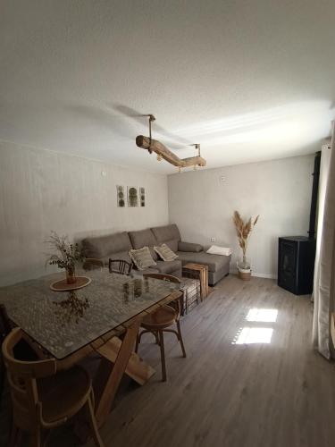 sala de estar con mesa y sofá en Alojamiento Rural El Cerro en Fresneda de la Sierra