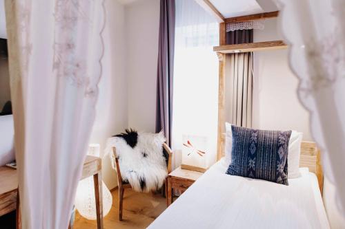 1 dormitorio con cama, escritorio y ventana en Eyja Guldsmeden Hotel, en Reikiavik